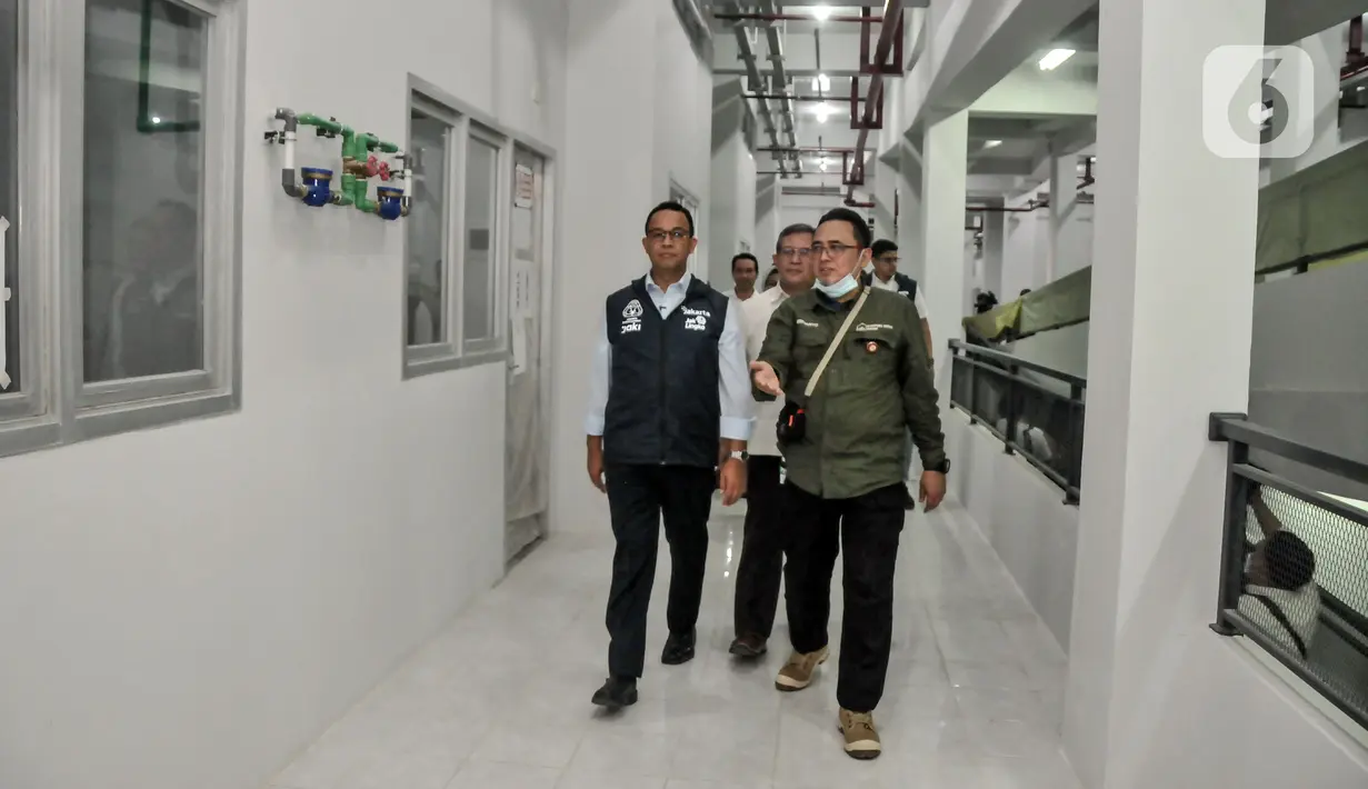 Gubernur DKI Jakarta Anies Baswesan meninjau unit saat meresmikan Kampung Susun Bayam, Tanjung Priok, Jakarta Utara, Rabu (12/10/2022). Kampung Susun Bayam terdiri atas tiga tower yang memiliki 135 unit, tiga unit khusus disabilitas, fasilitas ruang terbuka, dan lapangan sepak bola mini. (merdeka.com/Iqbal S. Nugroho)