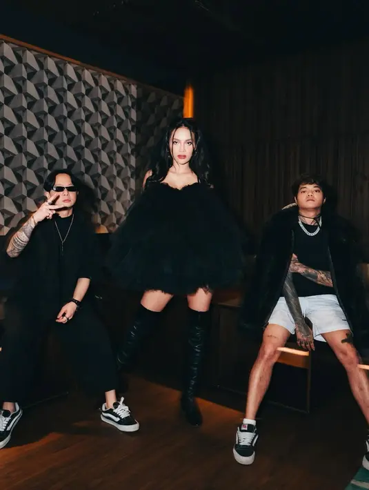 Wajahnya dipulas dengan makeup yang flawless dan lipstik merah marun [@eri.carl]