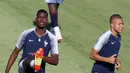 Pemain Prancis, Paul Pogba (kiri) dan Kylian Mbappe (kanan) melakukan pemanasan saat sesi latihan resmi jelang melawan Argentina dalam babak 16 besar Piala Dunia 2018 di Centralny Stadium di Kazan, Rusia, Jumat (29/6). (AP Photo/David Vincent)