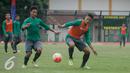 Dua pemain timnas -U 19 berebut bola di Stadion UNY, Yogya, Rabu (31/8). Tiga raihan positif saat uji coba dengan hasil tak terkalahkan menjadi modal untuk berlaga di AFF yang akan berlangsung di Vietnam. (Liputan6.com/Boy Harjanto)
