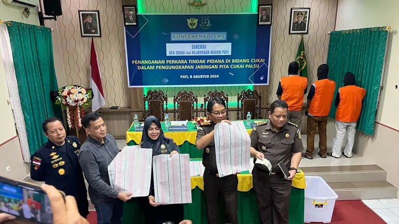 Bea Cukai Kudus, Kanwil Bea Cukai Jawa Tengah dan DIY serta Kanwil Bea Cukai Jawa Timur II membongkar jaringan peredaran pita cukai palsu di wilayah Jawa Tengah. (Istimewa)