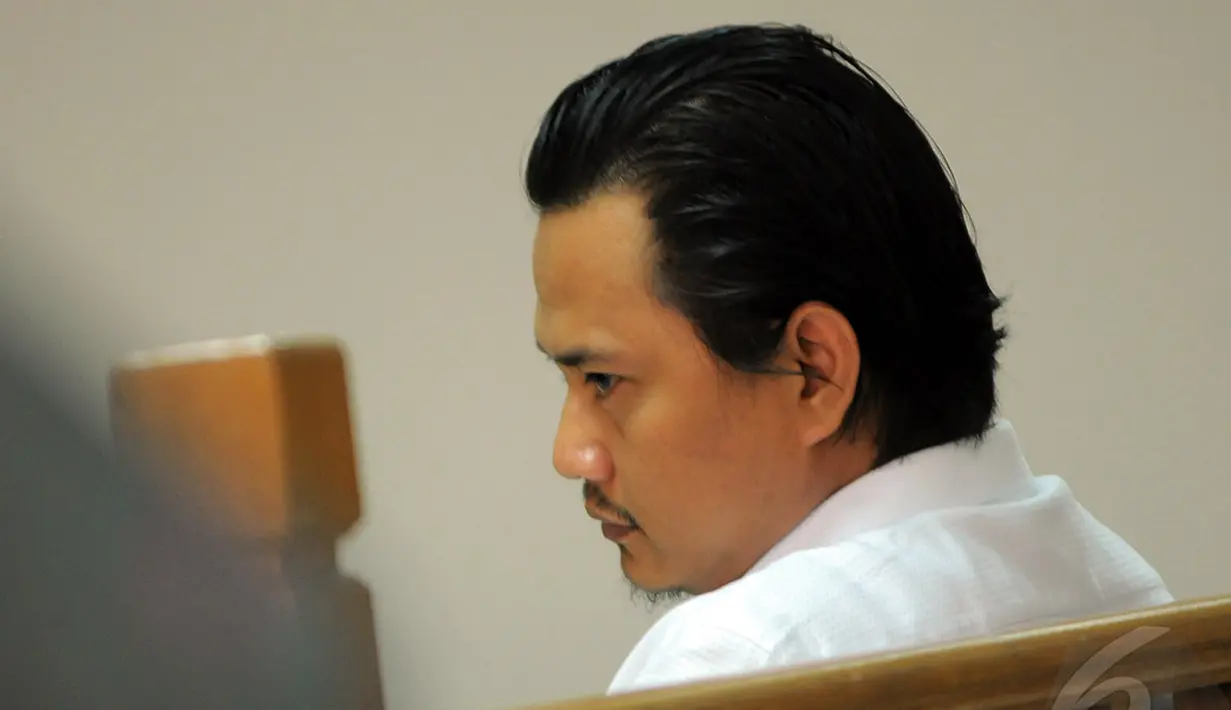  Riefan Avrian hadir di Pengadilan Tipikor mengenakan kemeja putih , Jakarta, Rabu (18/6/2014) (Liputan6.com/Faisal R Syam)
