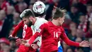 Pemain Prancis Olivier Giroud berebut bola udara dengan pemain Denmark Andreas Christensen (kiri) dan Mikkel Damsgaard pada pertandingan sepak bola UEFA Nations League di Parken Stadium, Kopenhagen, Denmark, 25 September 2022. Denmark mengalahkan Prancis dengan skor 2-0. (Liselotte Sabroe/Ritzau Scanpix via AP)