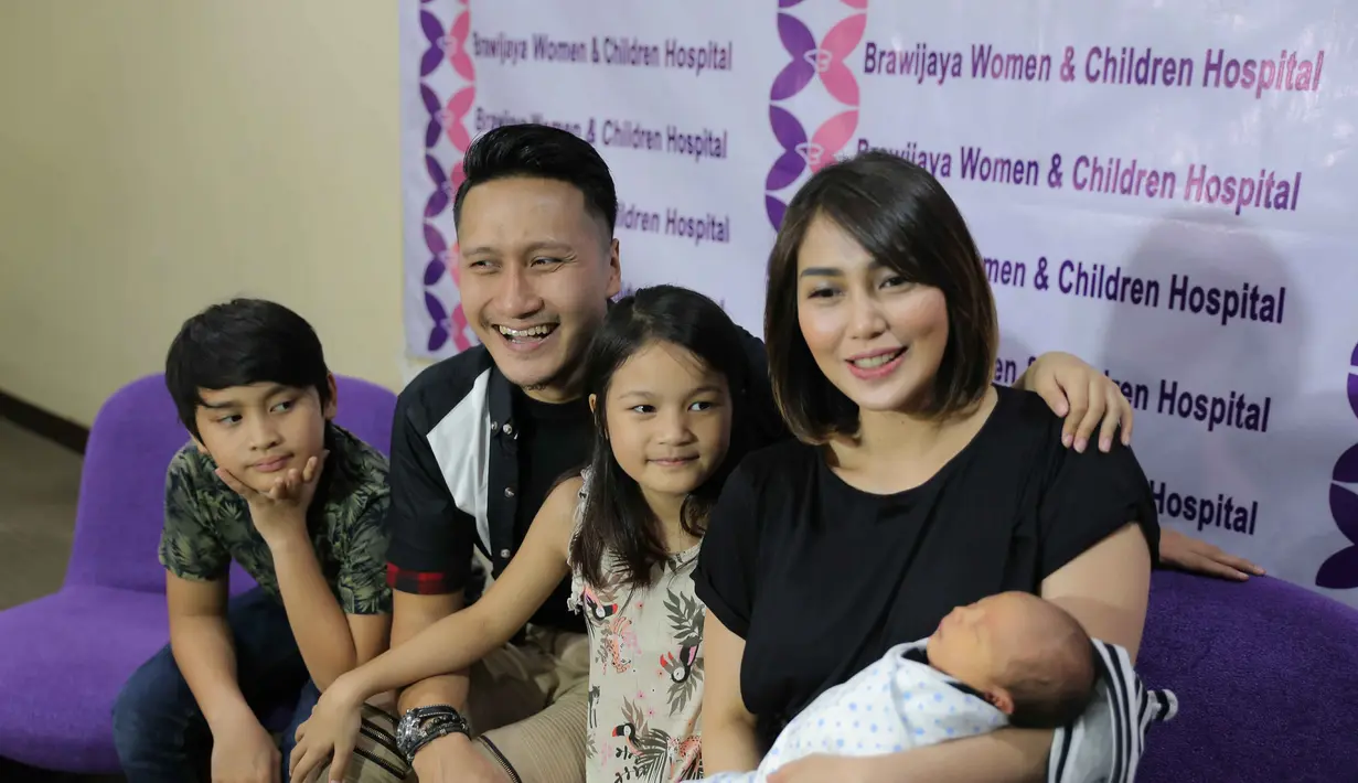 Saat menggelar jumpa pers Kamis (25/8/2016) Arie menjelaskan bahwa proses nama panjang putra ketiganya itu panjang. "Mezbareta dari kata Mezbah, itu lampu di surga. Areta itu Arie-Fenita" ujar Arie. (Andy Masela/Bintang.com)