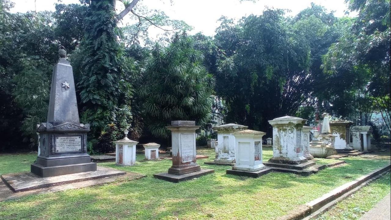 Ada 42 Makam Kuno di Kebun Raya Bogor