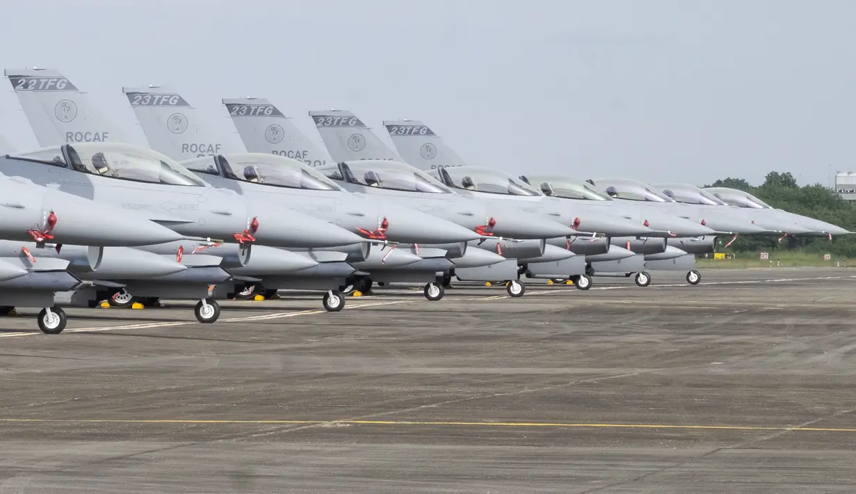 Jet tempur F-16V yang baru terlihat di pangkalan Angkatan Udara di Chiayi di barat daya Taiwan, Kamis (18/11/2021). Taiwan telah mengerahkan versi paling canggih dari jet tempur F-16 di Angkatan Udaranya. (AP Photo/Johnson Lai)