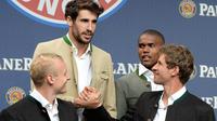 Sebastian Rode (kiri), Javi Martinez, Douglas Costa, dan Thomas Mueller, bercengkrama sebelum dimulainya sesi foto. (AFP Photo/Christof Stache)