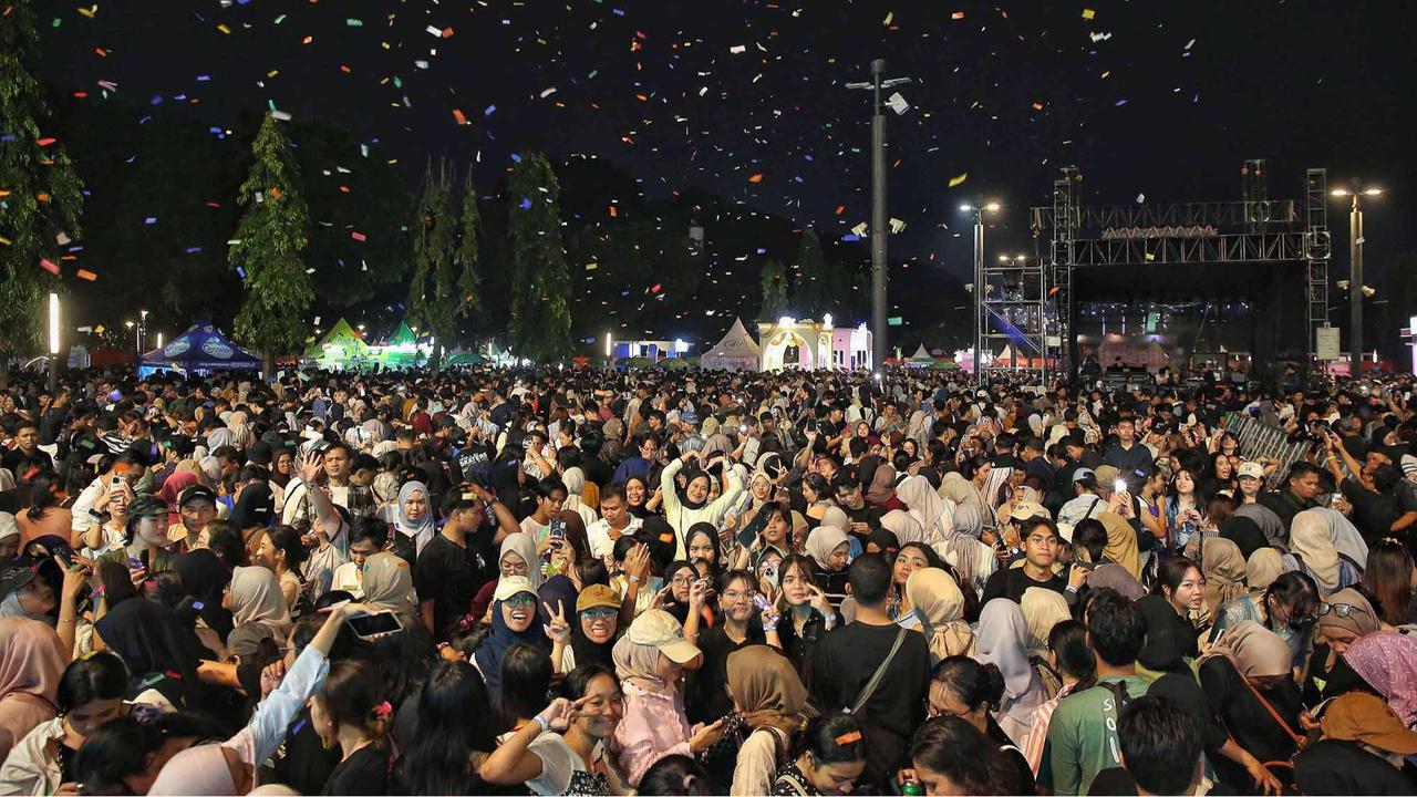 FOTO: Penampilan TULUS Menghibur Ribuan Pengunjung KapanLagi Buka Bareng BRI Festival 2025