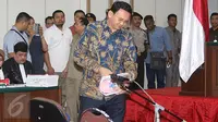 Basuki Tjahaja Purnama atau Ahok bersiap duduk di kursi terdakwa untuk menjalani sidang kasus dugaan penodaan agama di Gedung Kementan Jakarta, Selasa (4/4). Sidang ke-17 ini beragenda pemeriksaan terdakwa dan barang bukti (Liputan6.com/Immanuel Antonius)