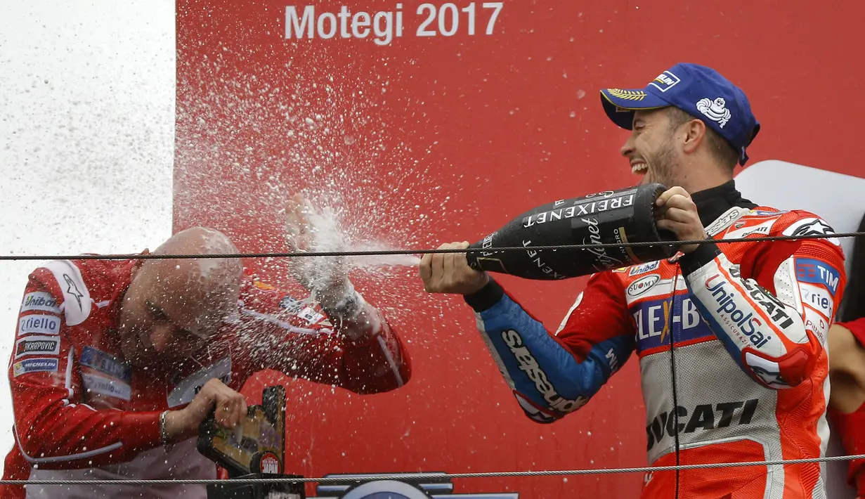 Pebalap Ducati, Andrea Dovizioso, melakukan selebrasi usai mejuarai balapan MotoGP Jepang di Sirkuit Motegi, Minggu (15/10/2017). Andrea Dovizoso menyelesaikan balapan dengan catatan waktu 47 menit 14,236 detik. (AP/Shizuo Kambayashi)