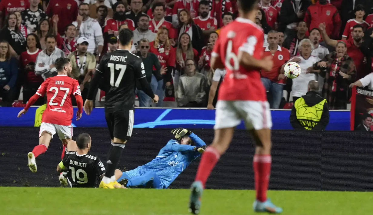 Lima menit babak kedua berjalan, Juventus kembali kebobolan melaui gol Rafa Silva yang lolos dari kawalan dan berhasil menaklukkan Wojciech Szczesny yang berusaha maju menutup ruang tembaknya. Brace Rafa Silva tersebut semakin membuat Benfica di atas angin dengan keunggulan 4-1. (AP/Armando Franca)