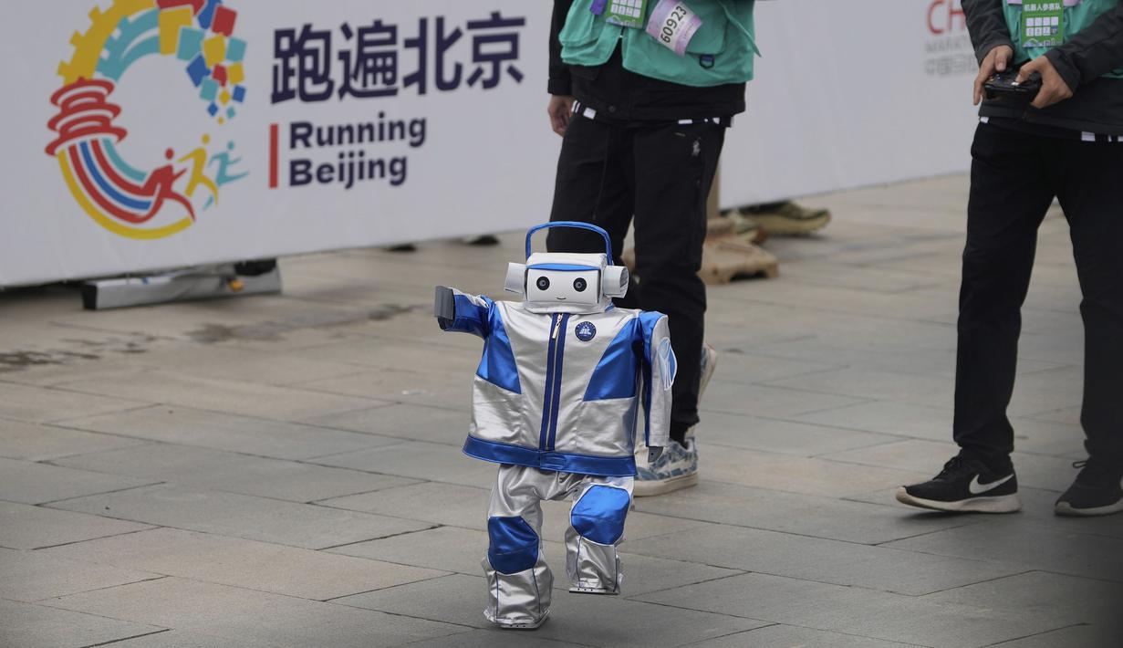 Sebuah robot humanoid berkompetisi dalam ajang lari half marathon yang berlangsung di Beijing, China, Sabtu (19/04/2025). (AP Photo/Ng Han Guan)