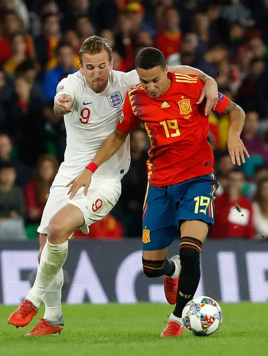Striker Inggris, Harry Kane berusaha merebut bola yang dibawa pemain Spanyol Rodrigo selama pertandingan Liga A Grup 4 UEFA Nations League 2018 di stadion Benito Villamarin, Sevilla (15/10). Inggris menang 3-2 atas Spanyol. (AP Photo/Miguel Morenatti)