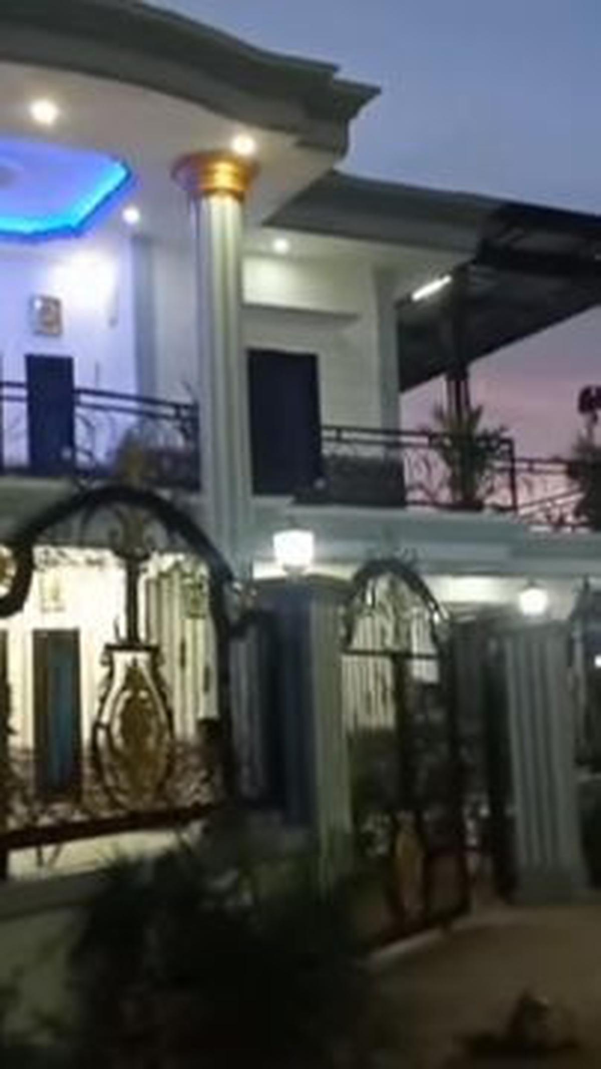 "Suami kerja juga mba?" tanya si pemilik video. <br><br>"Iya, di Malaysia juga, jadi kuli pemotong rumput," jawabnya.