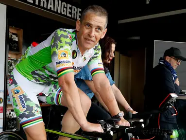 Seorang pria Prancis, Pascal Pich mengayuh sepedanya dalam upaya memecahkan rekor bersepeda statis di Paris, 2 Mei 2018. Rencananya, pria 54 tahun itu akan memecahkan rekor bersepeda statis dengan jarak 2.932 kilometer. (AFP/FRANCOIS GUILLOT)