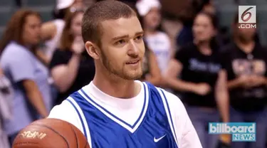 Justin Timberlake berhasil memasukkan bola basket yang dilempar dari tengah lapangan. Ia mengunggah video aksinya tersebut di Instagram.