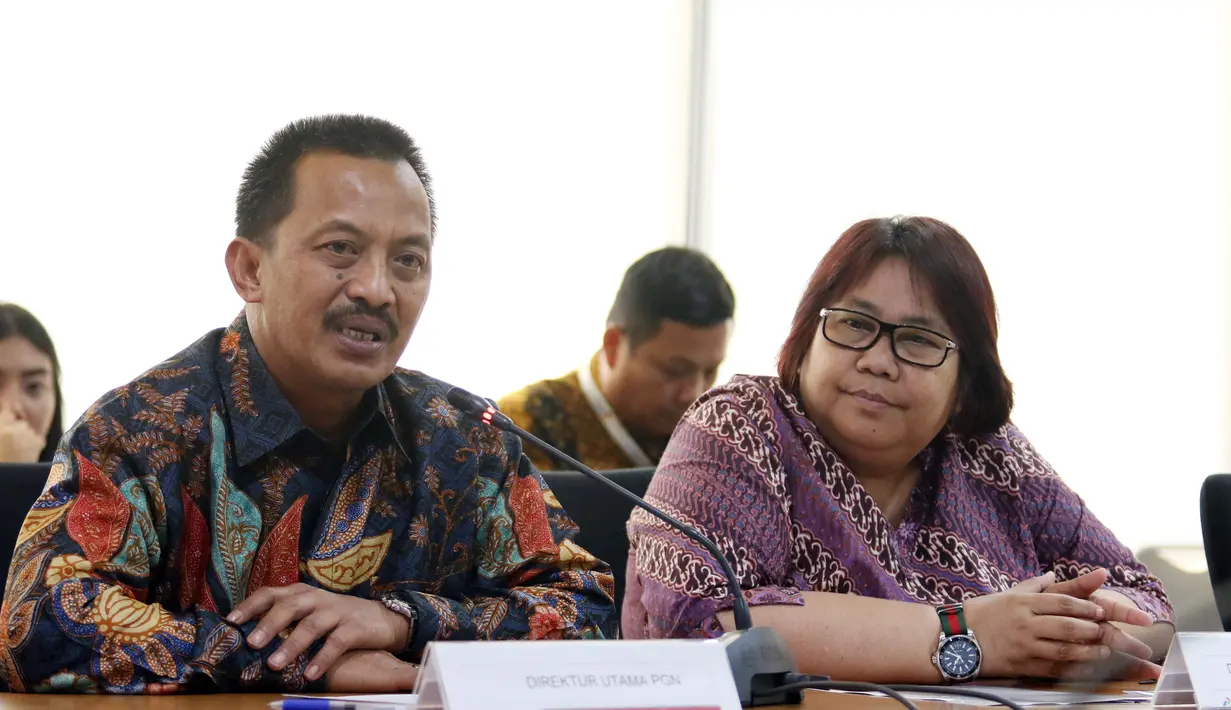 Dirut PGN Jobi Triananda Hasjim serta Direktur Gas dan EBT Pertamina Yenni Andayani memberi keterangan usai penandatanganan kerjasama Pembangunan dan Pengoperasian bersama Pipa Transmisi Gas Duri-Dumai di Jakarta, Jumat (9/6). (Liputan6.com/Angga Yuniar)