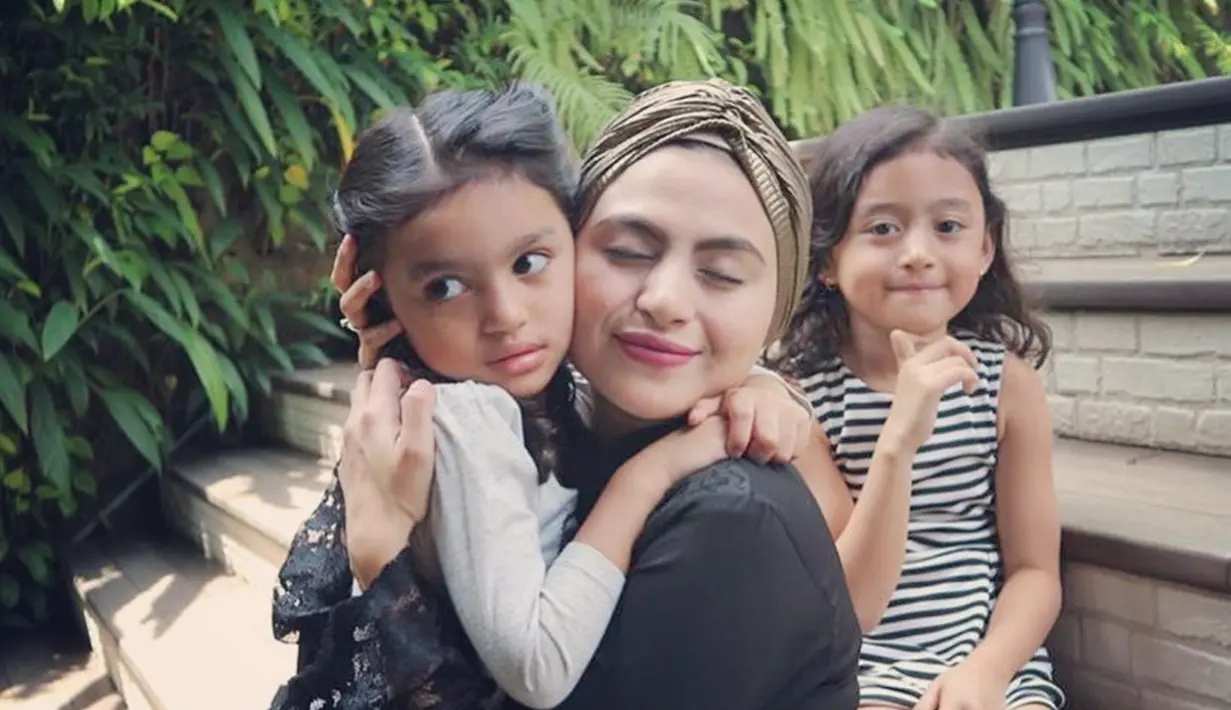 Lima bulan berselang usai lamaran, keduanya menikah pada 1 April 2012. Dari pernikahannya itu, kini Asha Shara dikaruniai dua orang anak yaitu, Salima Attiyah Syafik Assa'dy dan Samara Aqila Syafik Assa'dy. (Liputan6.com/IG/@ashasyara)