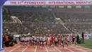 Para pelari mengikuti ajang Pyongyang International Marathon 2025 yang dimulai dari Stadion Kim Il Sung, Pyongyang, Korea Utara, Sabtu (06/04/2025). (AP Photo/Jon Chol Jin)