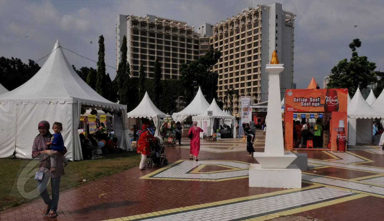 Sejumlah warga menghabiskan waktu libur Waisak dengan mengunjungi Pekan Raya Jakarta (PRJ) yang diselenggarakan di Parkir Timur Senayan, Jakarta, Selasa (2/6/2015). PRJ Senayan dibuka dari 30 Mei-5 Juni mendatang. (Liputan6.com/Johan Tallo) 