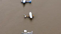 Sejumlah pesawat terbang di bandara dekat Reservoir Addicks terendam banjir yang dipicu Badai Harvey di wilayah Houston, Texas, Selasa (29/8). Kota Houston terdampak paling parah jika dibandingkan dengan wilayah lain di Texas. (AP Photo/David J. Phillip)