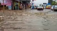 Luapan air dari drainase merendam jalan di kawasan Pujon Malang pada Rabu, 29 November 2023 (Foto : tangkapan layar )&nbsp;&nbsp;&nbsp;