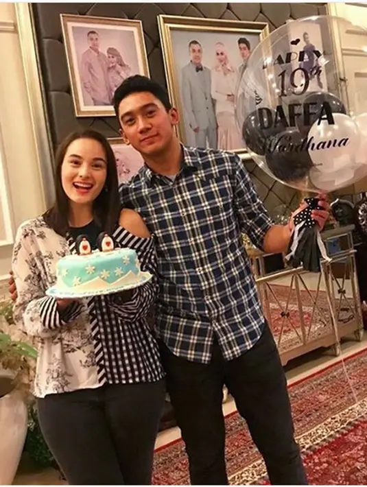 Kedekatan keduanya tampak terlihat dari Instagramnya. Terlihat Chelsea memegang kue bernuansa biru dengan banyak bintang. Sedangkan Daffa, yang merupakan anak artis senior Marini Zumarnis terlihat memegang balon. (Instagram/daffawardhana)