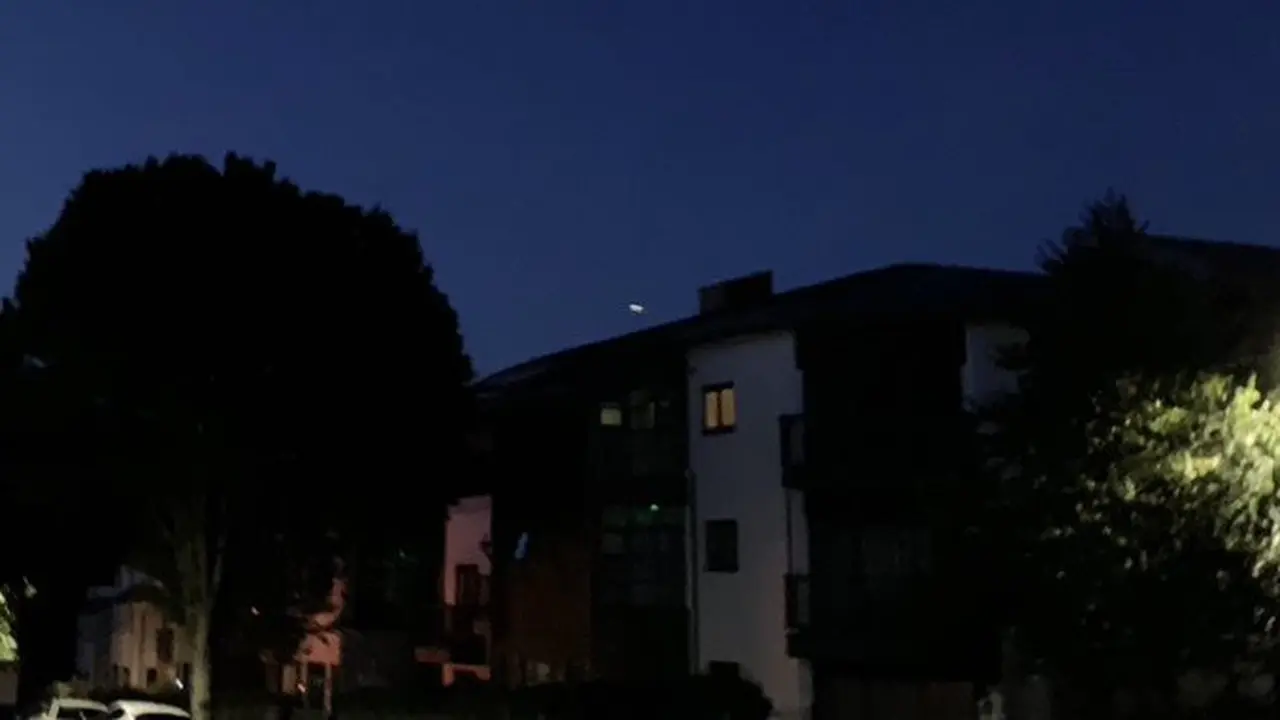 Sebuah benda bercahaya misterius melintas di langit, diduga Asteroid (Twitter: Devon and Cornwall Inggris).