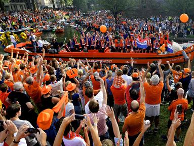 Ribuan Suporter menyambut kedatangan timnas putri Belanda usai menjuarai Piala Eropa Wanita 2017 di Sungai Utrecht, (7/8/2017). Belanda menang atas Denmark 4-2.  (AFP/ANP/Olaf Kraak/Netherlands OUT)