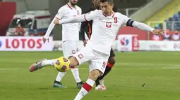 Penyerang Polandia, Robert Lewandowski melakukan tembakan ke gawang Belanda pada pertandingan UEFA Nations League di Silesian Stadium, Polandia, Rabu (18/11/2020). Tim asuhan Frank de Boer berada di posisi kedua Grup A1 dibawah Italia. (AP Photo/Czarek Sokolowski)