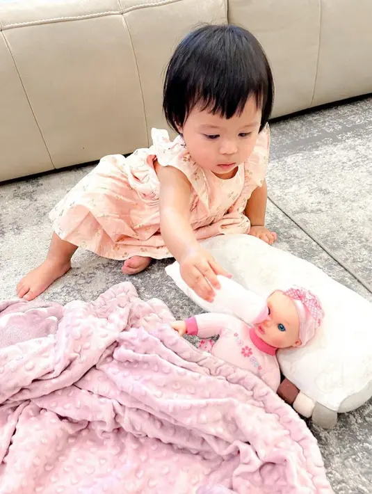 Hal itu lantas dipraktekkan Ameena dengan boneka yang telah disiapkan orang tuanya