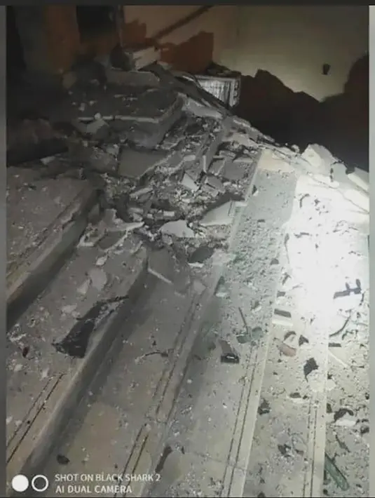 Kerusakan serangan drone dengan bahan peledak di kediaman Perdana Menteri Irak Mustafa al-Kadhimi di Baghdad, Minggu (7/11/2021). Kadhimi dilaporkan selamat tanpa terluka dalam serangan yang disebut militer Irak sebagai upaya percobaan pembunuhan itu. (Iraqi Prime Minister Media Office via AP)