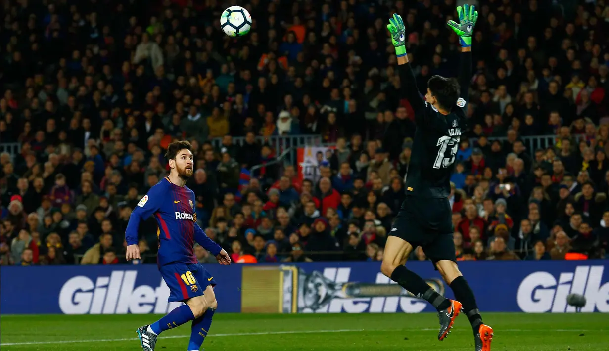 Penyerang Barcelona, Lionel Messi saat berusaha memasukan bola ke gawang yang dijaga kiper Girona, Bono pada La Liga Spanyol di stadion Camp Nou (25/2). Barcelona menang telak 6-1 atas Girona. (AP Photo/Manu Fernandez)
