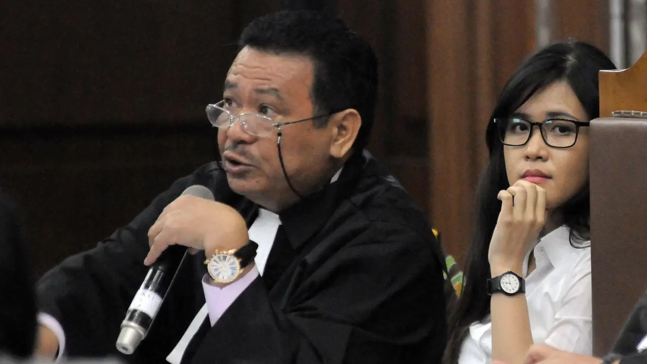 Dalam sidang yang digelar di Pengadilan Negeri Jakarta Pusat, Senin (26/9/2016), Jessica tampil mengenakan kacamata berbingkai hitam.