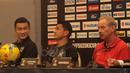 Ekspresi Pelatih Timnas Indonesia, Alfred Riedl dan pelatih Thailand, Kiatisuk Senamuang, saat konferensi pers di Hotel Aston, Sentul. (13/12/2016). (Bola.com/Nicklas Hanoatubun)