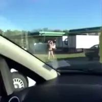 Pria ini olahraga di tengah jalan saat jam-jam sibuk. Gila apa waras, ya? (Via: youtube.com)