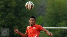 Maman Abdurrahman saat mengikuti latihan bersama Persija di National Youth Training Centre, Sawangan, Depok, Senin (2/11/2015). Maman pernah memperkuat barisan belakang timnas Indonesia pada 2006-2010 lalu. (Liputan6.com/Helmi Fithriansyah)