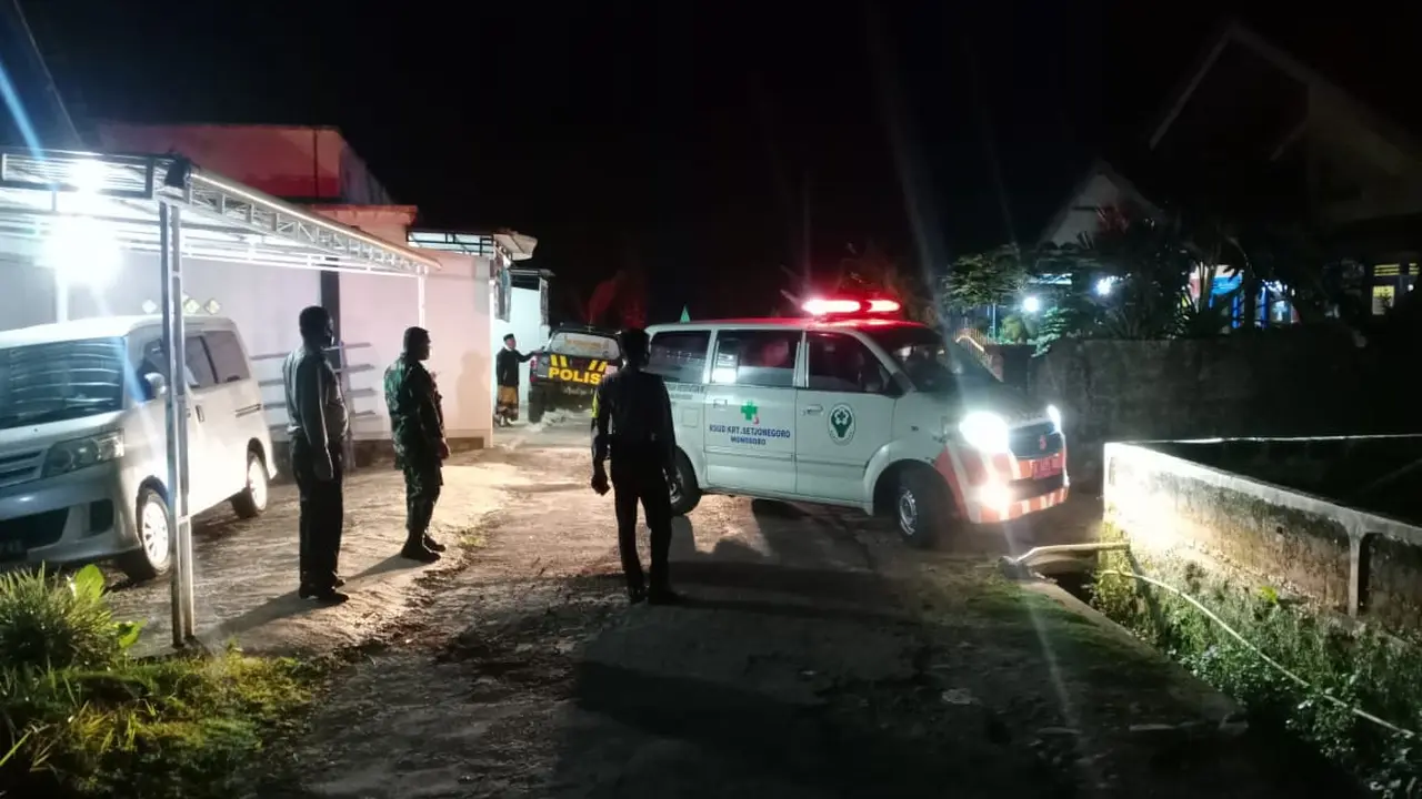 Suasana pemakaman ibu hamil yang meninggal terpapar Covid-19 di Wonosobo. (Foto: Liputan6.com/Humas Polsek Kepil)