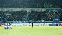 Bobotoh menampilkan koreografi 3D saat mendukung Persib Bandung di Stadion GBLA, Bandung, Jawa Barat, Minggu (8/4/2018). Persib Bandung menang 2-0. (Bola.com/Asprilla Dwi Adha)