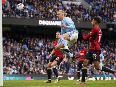 Pemain Manchester City, Erling Haaland gagal mencetak gol ke gawang Manchester United pada laga lanjutan Liga Inggris 2023/2024 di Etihad Stadium, Manchester, Inggris, Minggu (03/03/2024) WIB. (AP Photo/Dave Thompson)