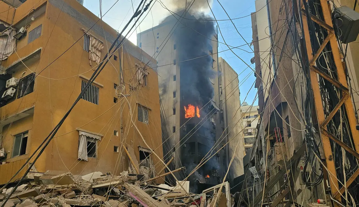 Serangkaian serangan udara menghantam wilayah Haret Hreik, sebuah kawasan di pinggiran selatan Beirut, pada Sabtu pagi 16 November 2024. (Foto oleh AFP)