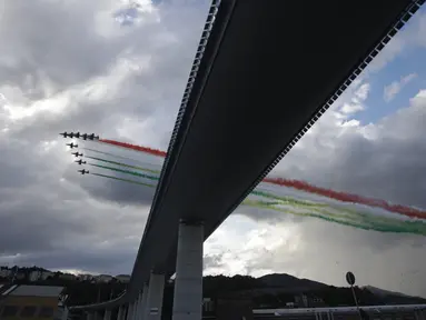 Tim aerobatik Angkatan Udara Italia, Frecce Tricolori (Panah Tiga Warna), terbang di atas Jembatan Saint George Genoa baru di Genoa, Italia, Senin (3/8/2020). Jembatan tersebut dibangun untuk menggantikan viaduk yang ambruk dua tahun lalu dan menewaskan 43 orang. (Xinhua/Stringer)