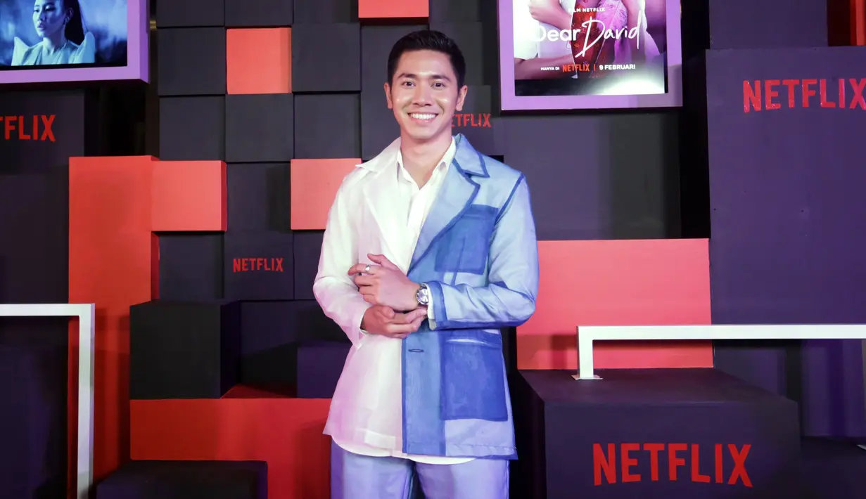 Emir Mahira memerankan tokoh David, objek fantasi Laras juga sosok yang dicintainya. Sosok David pun menjadi sangat populer usai tulisan Laras tersebar luas di internet.  [Foto: Bambang E. Ros/Fimela]