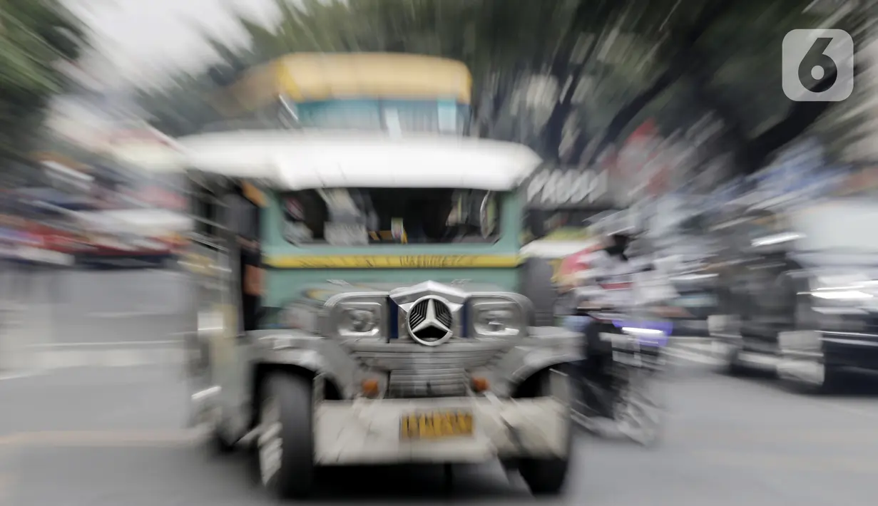Sebuah mobil Jeepney melintas di Manila, Filipina, Jumat (22/11/2019). Jeepney merupakan transportasi umum paling populer dan sudah menjadi ikon di Filipina. (Bola.com/M Iqbal Ichsan)