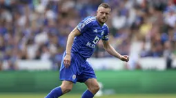 Pemain Leicester City, Jamie Vardy mengontrol bola saat laga lanjutan Liga Inggris 2024/2025 melawan Ipswich Town di King Power Stadium, Leicester, Inggris, Minggu (18/05/2025). (AP Photo/PA/Nigel French)