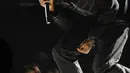 Penampilan Kanye West saat penghargaan Grammy Awards di Los Angeles pada 10 Februari 2008. Prototipe Nike Air Yeezy 1 yang dikenakan oleh West saat itu terjual dengan harga 1,8 juta dolar AS (sekitar Rp26 miliar), oleh balai lelang Sotheby pada 26 April 2021. (AP Photo/Kevork Djansezian, File)