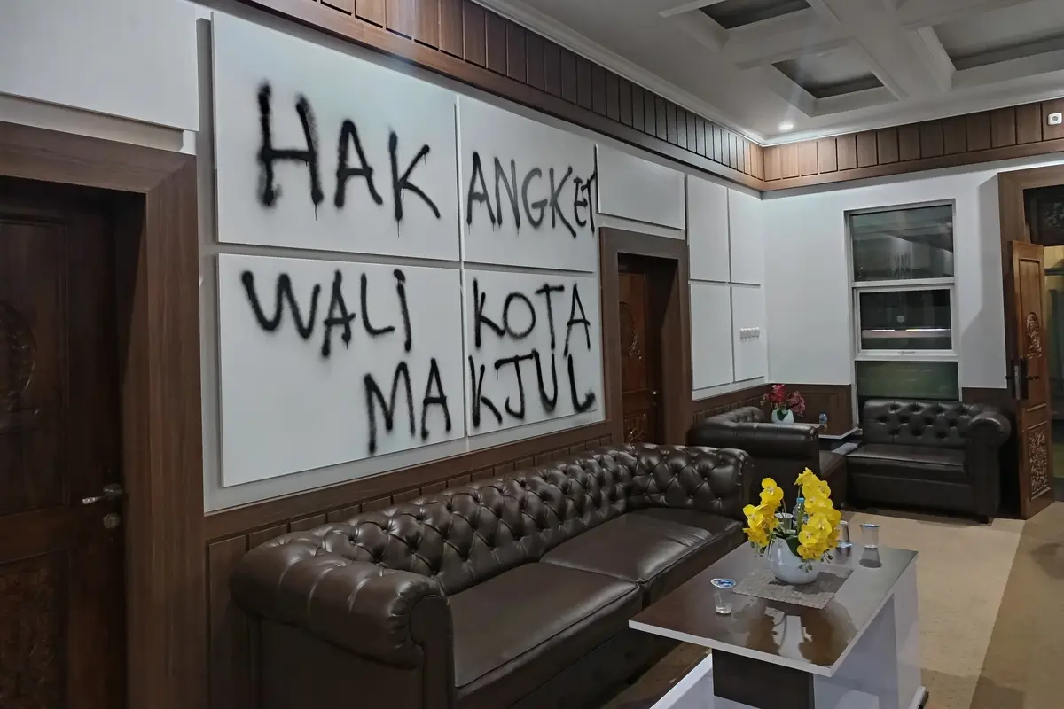 Aksi vandalisme mewarnai demonstrasi Ketua RT dan RW di DPRD Sukabumi. (Liputan6.com/Fira Syahrin)