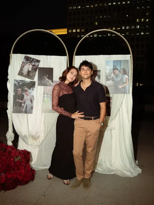 Usai pemotretan, pasangan ini melanjutkan perayaan dengan makan malam romantis yang intimate. Dekorasi penuh lilin dan rangkaian bunga mawar merah menciptakan suasana hangat sekaligus dreamy.
