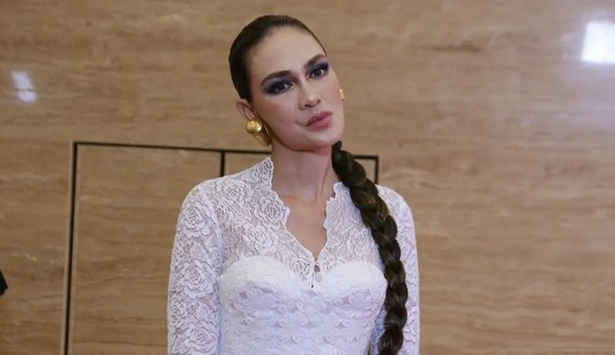 <p>Luna Maya dipercaya membacakan pemenang untuk kategori Musician of the Year. Ia tampil memesona dengan mengenakan gaun bernuansa kebaya berwarna putih. [Foto: KapanLagi.com/Bayu Herdianto]</p>