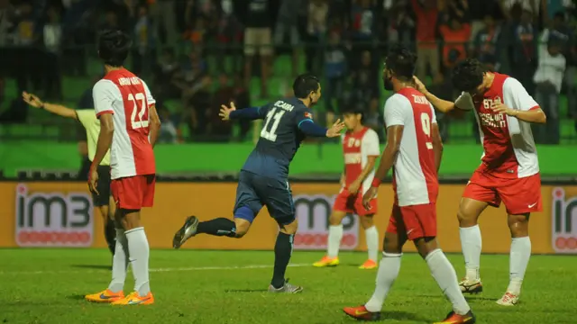 Esteban Viscarra, merayakan selebrasi gol kedua Arema Cronus ke gawang PSM. Tim Singo Edan menang 2-0 dalam pertandingan TSC 2016 yang digelar di Stadion Gajayana, Malang, Jumat (15/10/2016). (Bola.com/Iwan Setiawan) 